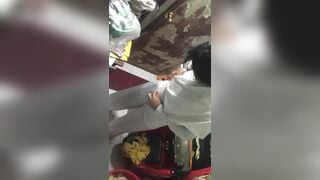 quay lén đưa em họ thay áo dài chuẩn bị đi học