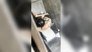quay lén nhà vệ sinh mấy em sinh viên đi đái nhìn ngon vcl - phần 4