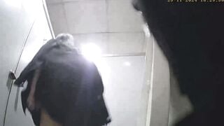 quen lén nhà vệ sinh công cộng toàn mấy em xinh tươi ngon vcl - phần 1