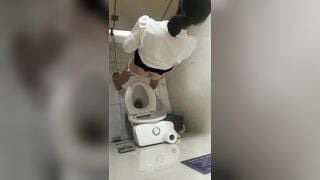 quay lén nhân viên ngân hàng đi đái em nào cũng trắng xinh - phần 6