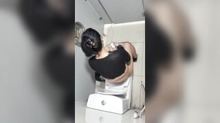 quay lén nhân viên ngân hàng đi đái em nào cũng trắng xinh - phần 7