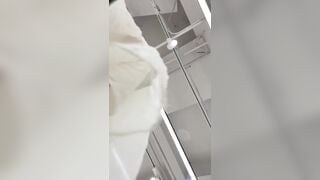 quay lén dưới váy bé loli kính cận đi siêu thị