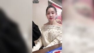 Em gái ăn kfc sốt tinh trùng