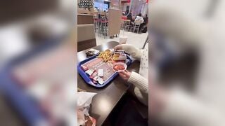 Em gái ăn kfc sốt tinh trùng