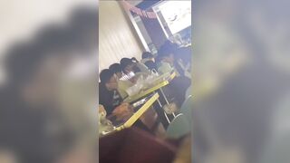 Cặp đôi đụ nhau giữa quán đông người luôn