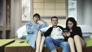 千人斩探花反差姐妹花双飞大战牛仔长裙美女浴室一起洗澡三人互舔操完一个再换下一个
