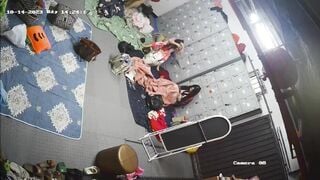 phòng ngủ mấy em KTV ngủ các em thay đồ nhìn nứng ghê - phần 1