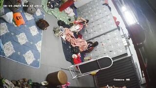 phòng ngủ mấy em KTV ngủ các em thay đồ nhìn nứng ghê - phần 1