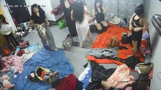 phòng ngủ mấy em KTV ngủ các em thay đồ nhìn nứng ghê - phần 6