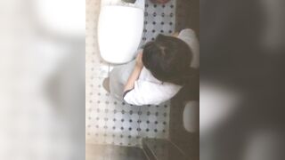 quay lén bé lớp 11 thay áo dài trong nhà tắm