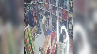 chủ shop quần áo thay quần áo nhìn em nó ngon quá