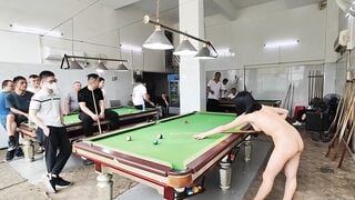 Dâm nữ khỏa thân vào quán bida chơi show hàng public cho mấy a ngắm hàng p5