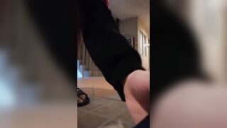 Dâm nữ mới lớn nứng lồn ra cầu thang tự quay vid show hàng lồn rậm móc lồn public