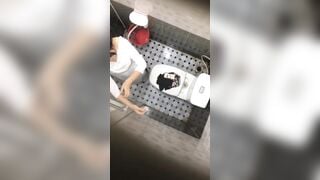 quay lén học sinh thay quần áo lúc đi học về