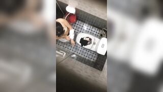 quay lén học sinh thay quần áo lúc đi học về