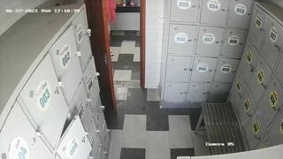 quay lén phòng thay đồ bể bơi toàn mấy em xinh tươi - phần 3