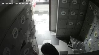 quay lén phòng thay đồ bể bơi toàn mấy em xinh tươi - phần 6