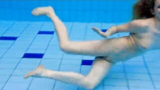 Lồn múp rụp gái teen dưới làn nước