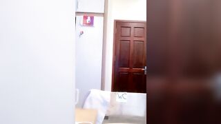 em không xinh thì còn ai xinh nữa , anh vô cho tiền em làm vú đi