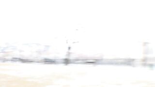 Người lạ ngó vào thùng xe trong suốt hóng hớt xem đụ nhau