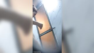 Quay lén e teen sinh viên cùng trọ đi tắm qua cái lỗ nhỏ đục sẵn
