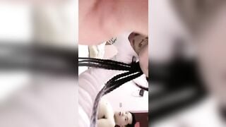 Thanh niên siêu khỏe đè e Thương Đen Idol ra vừa bú vừa đụ làm e mệt lả người