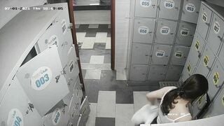quay lén mấy em gái xinh thay quần áo ở bể bơi - phần 1