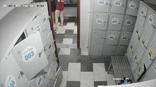 quay lén mấy em gái xinh thay quần áo ở bể bơi - phần 1