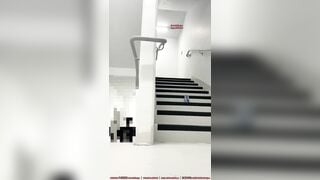 Địt nhau ở hành lang thì bị phát hiện chạy không kịp kéo quần lên tầng trên địt tiếp