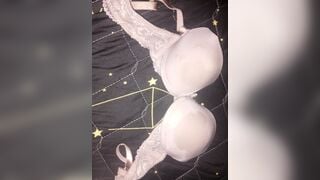 sục rồi bắn tinh lên áo lót ren của cô giáo Tiếng Anh dâm