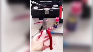 Em gái thủ dâm đúc cây kiềm vào lồn