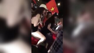 Ngực trần đi bão trên đường phố VN