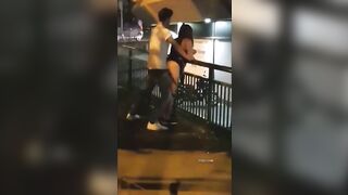 Tụt quần chịch luôn trên đường mặc kệ người khác nhìn