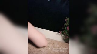 Đang đi dạo hóng gió mà nứng quá kéo váy em lên chịch luôn