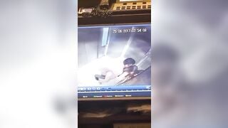 Chịch lén trong thang máy bị camera an ninh quay lại