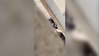 Học sinh bây giò bạo thật, chịch nhau public luôn bên ngoài thế này cơ mà