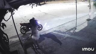 Buôn bán đã ế ẩm mà em ấy còn đái trước nhà nữa