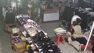 Hack Camera Shop quần áo phát hiện anh chủ tiệm địt em nhân viên bán hàng 4