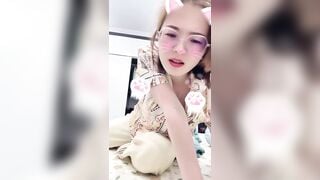 Dâm nữ ốm vẫn lên live ngồi đái cho ae xem