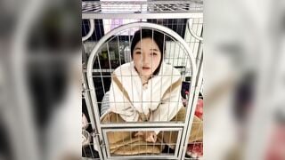em gái xinh đẹp quay clip thủ dâm trong lồng chó