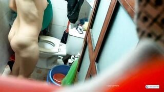 Quay lén em dâu xinh đẹp lồn rậm lông đi tắm