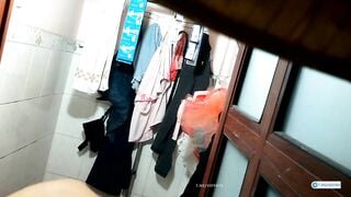 Quay lén bé em họ đi tắm