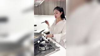 Gái xinh làm đồ ăn chung với con cặc