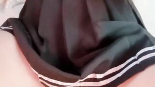 Em bỉ ngạn thủ dâm nhét quần xì vào lồn luôn