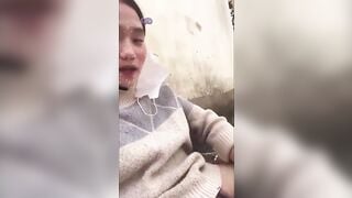 Em nữ sinh lén thủ dâm trong sân trường luôn dâm vãi