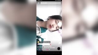 Mặt thì học sinh mà ngực phụ huynh