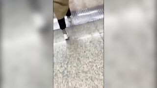 Đái lén sưởi ấm cho e gái