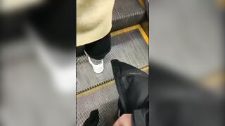 Đái lén sưởi ấm cho e gái