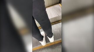 Đái lén lên cô em may mắn