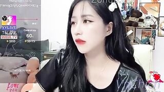 Em gái Llisa dễ thương lột đồ livestream show lồn vú cực ngon.